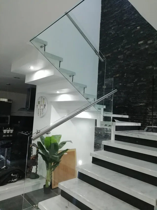 Escalera contemporánea con barandal de cristal instalado por Gressmar