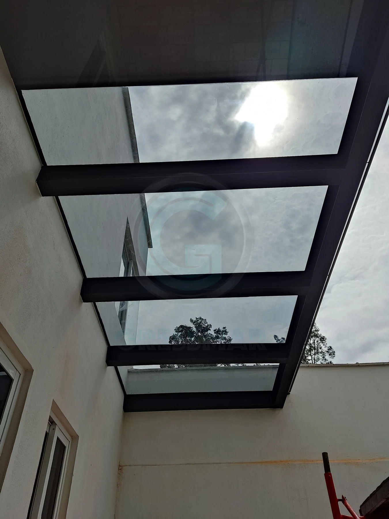 Domo de cristal y estructura negra abierto hacia el cielo