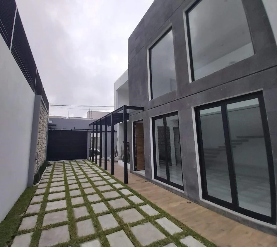 Proyecto Gressmar: ventanales de aluminio negro en una residencia de dos niveles